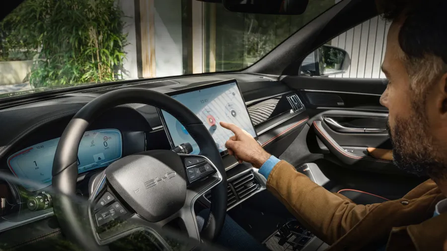 Fahrer bedient das Touchdisplay im BYD SEAL U DM-i