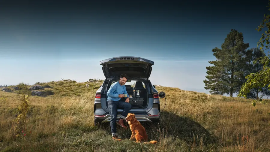 BYD SEAL U DM-i mit offener Heckklappe auf einer Wiese
