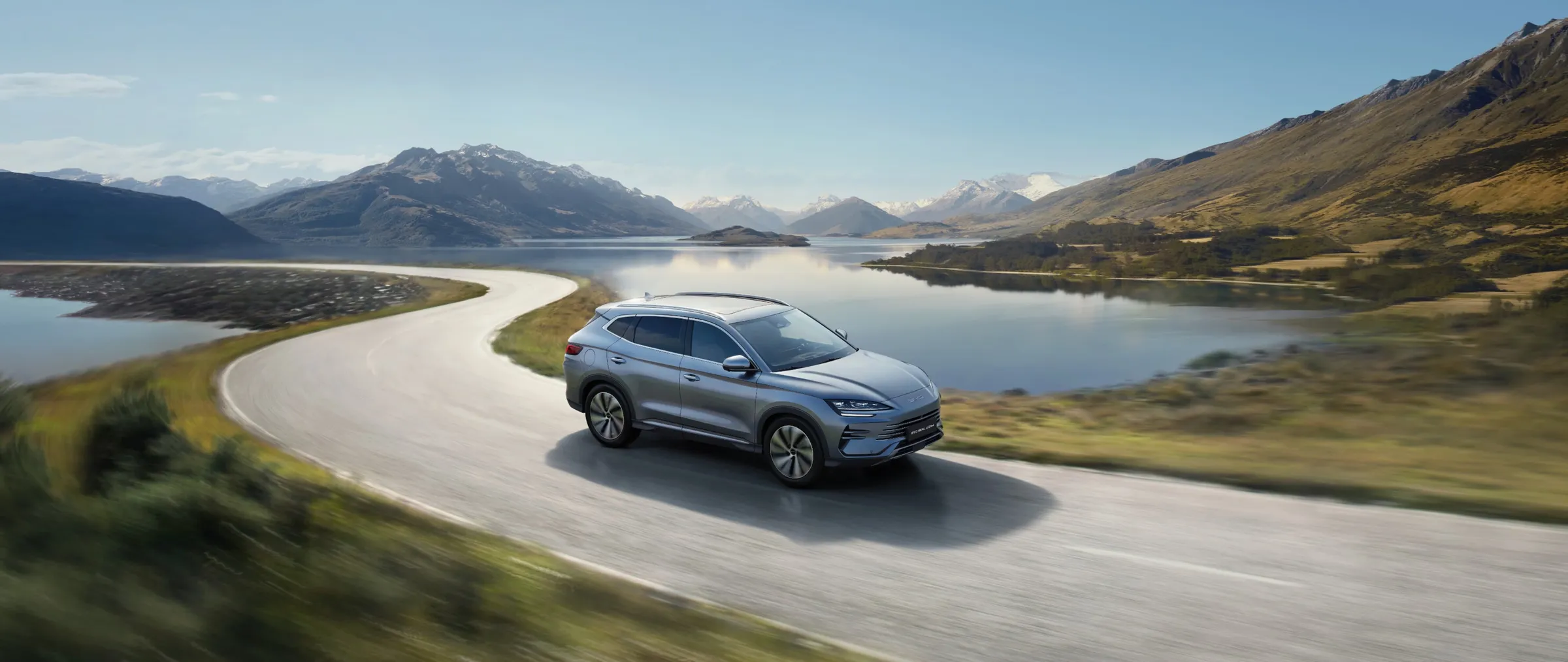 BYD SEAL U DM-i auf einer Landstraße am See