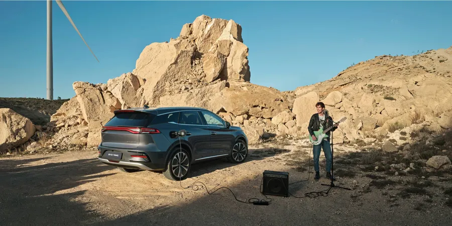 BYD TANG in einer Felslandschaft