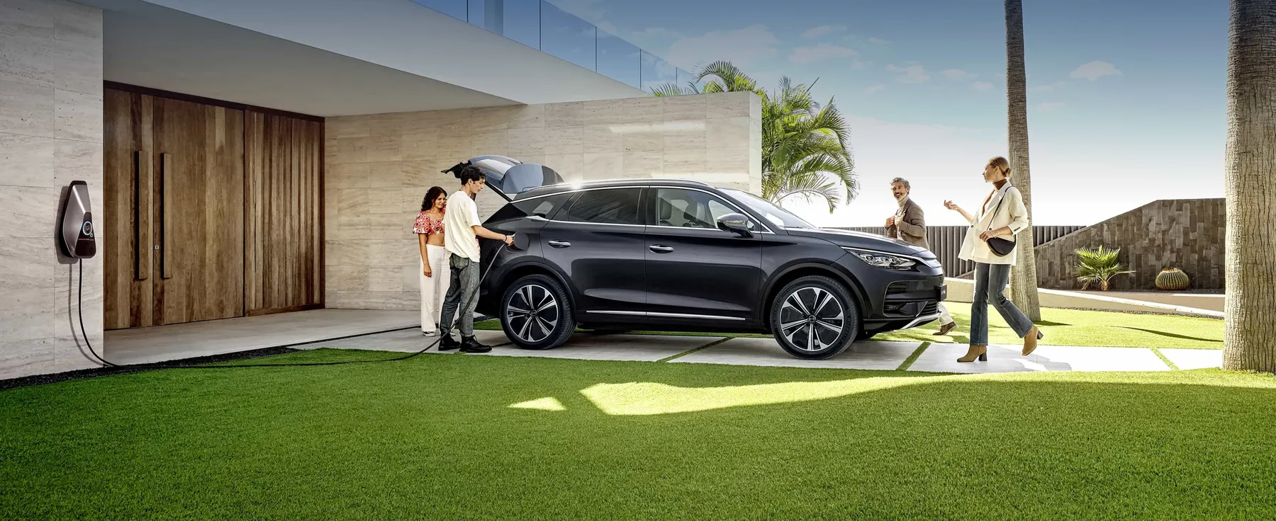 BYD TANG vor einem modernen Haus