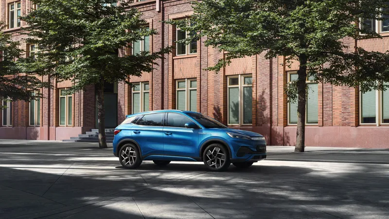 BYD ATTO 3 EVO in einer Stadtstraße