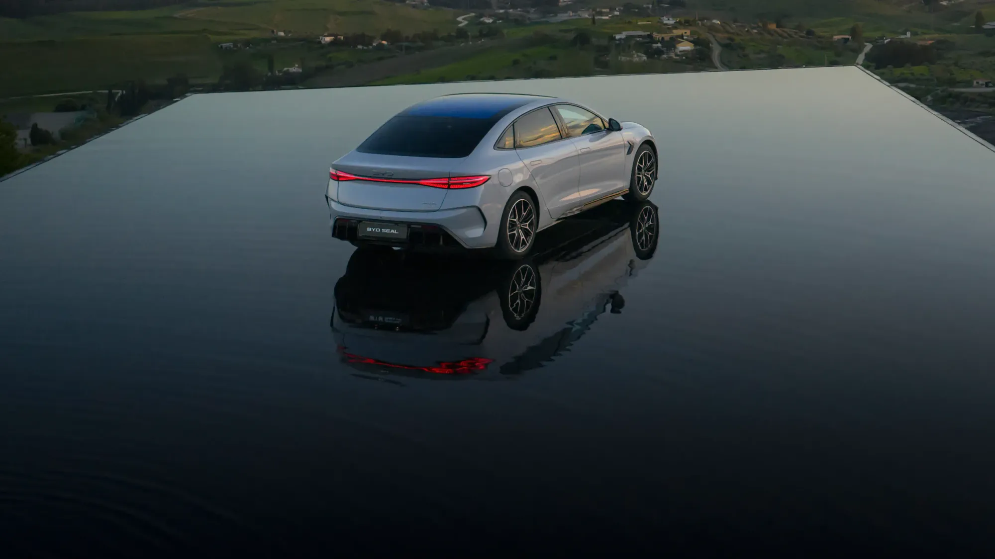 BYD SEAL auf einer spiegelnden Wasserfläche