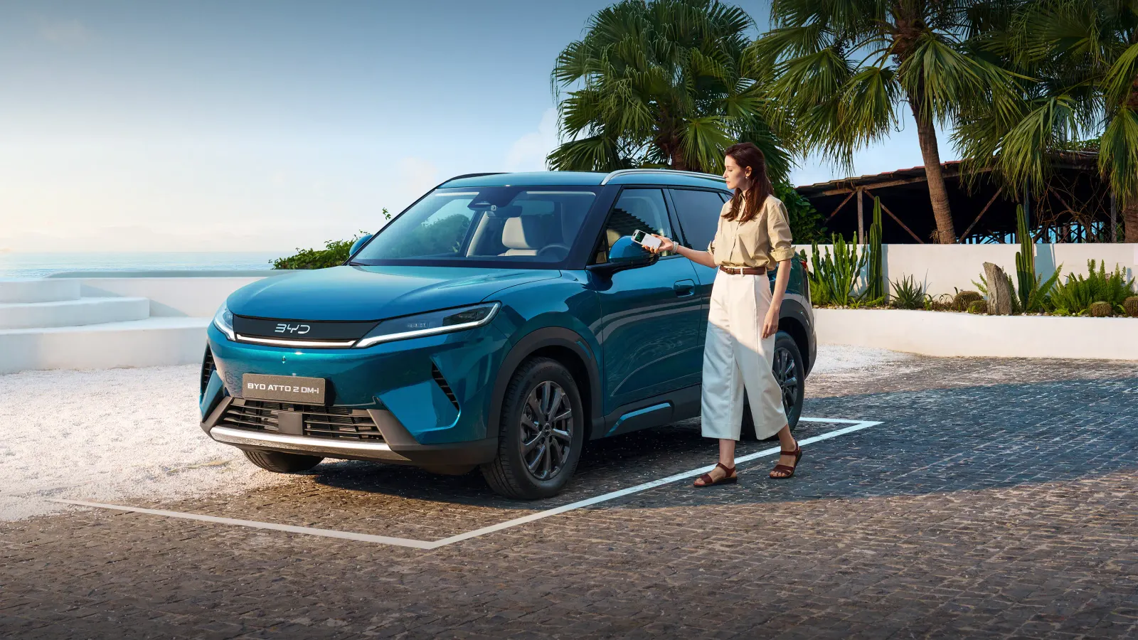 BYD am Strand mit Fahrerin