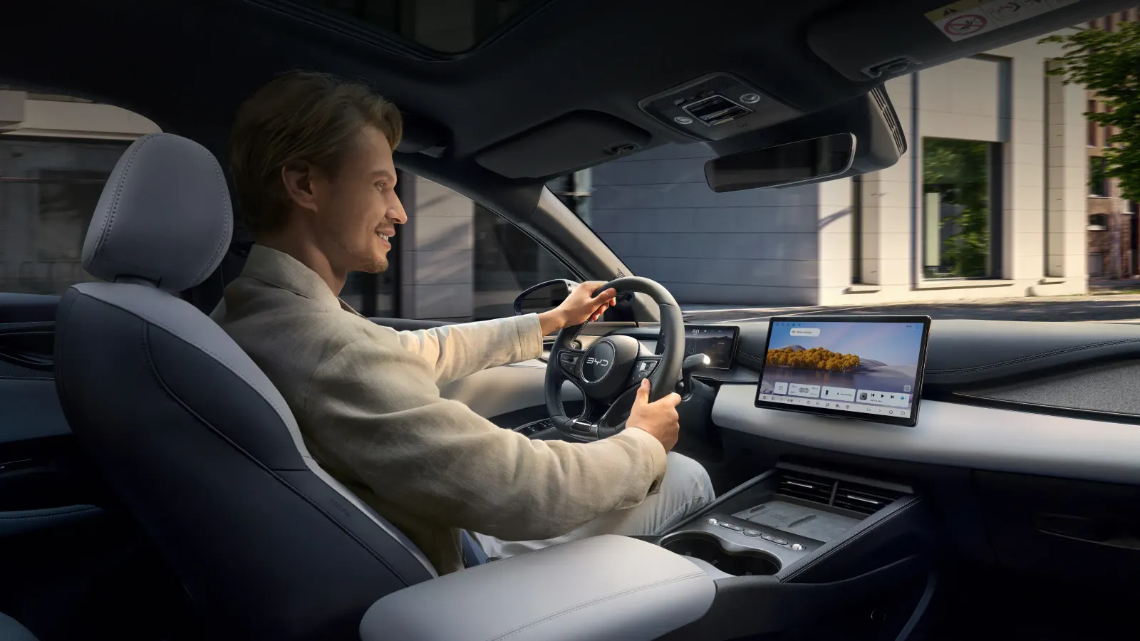 Fahrer im Innenraum eines BYD