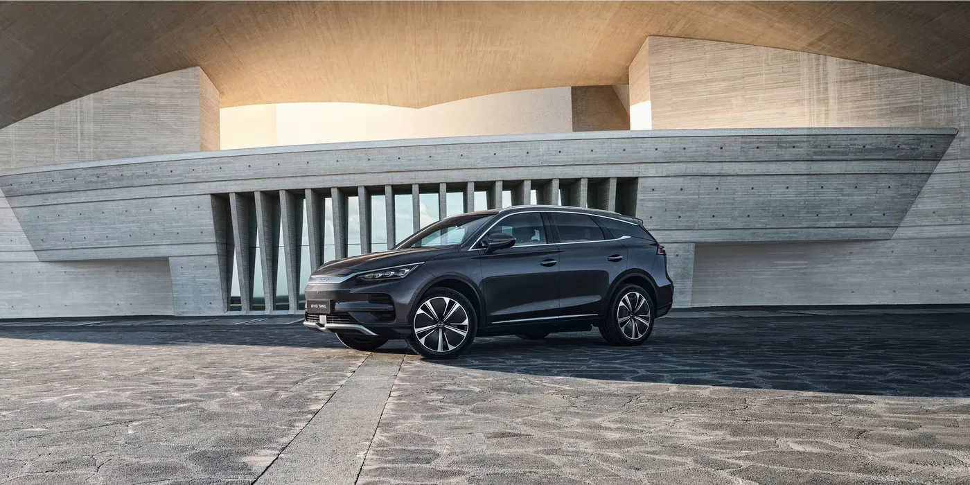 BYD TANG vor moderner Architektur